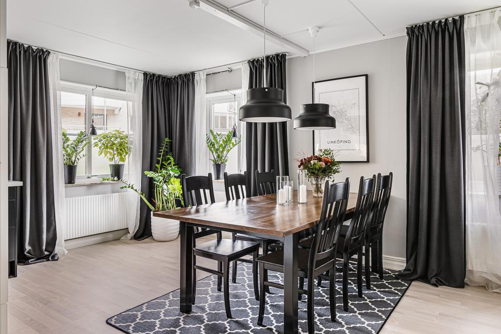 Matplats med fönster i två väderstreck