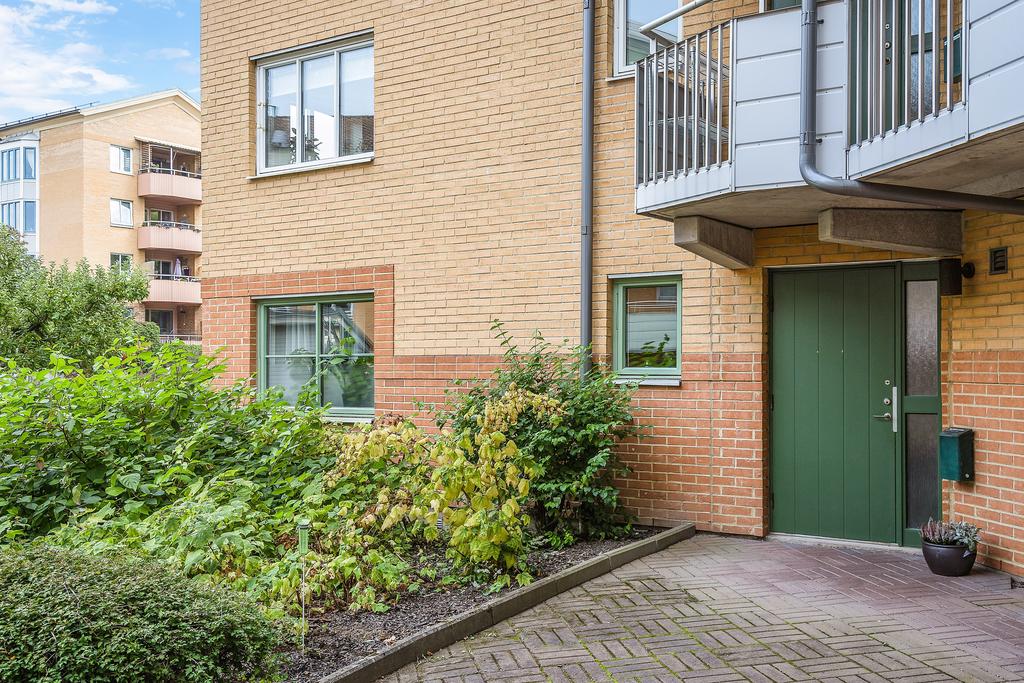 Välkommen till Hjälmsätersgatan 2C med egen entré!