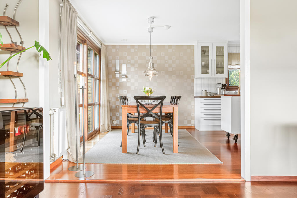 Från vardagsrum in mot köket