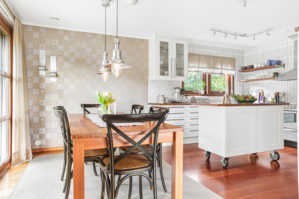 Rymligt kök med plats för köksmöbel