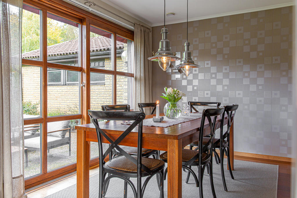 Matplats med utgång till uteplatsen