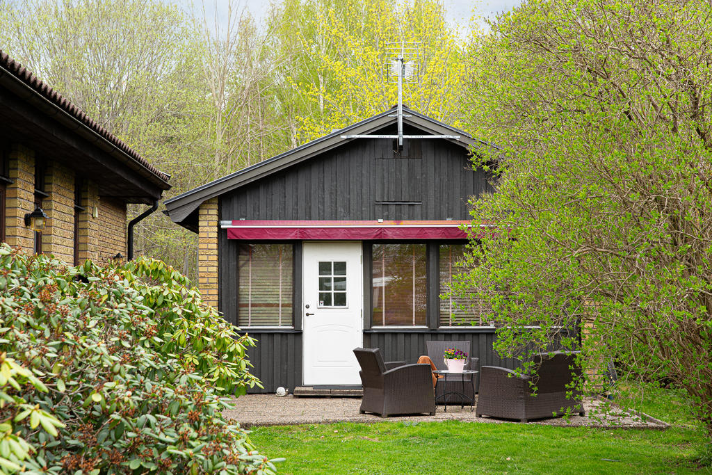 Entré samt uteplats till lägenheten