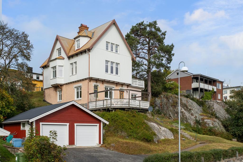 Bostadshuset och dubbelgarage med elportar