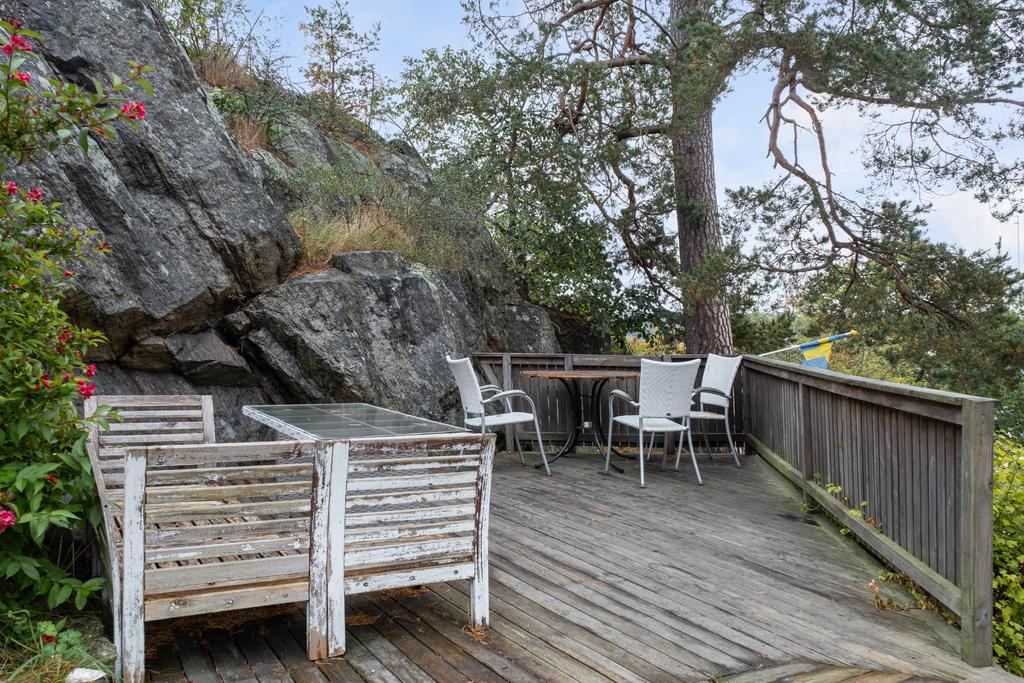 Uteplatsen i trädgården uppe på berget med havsutsikt.