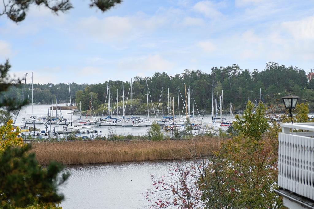 Utsikten över havet från uteplatsen.