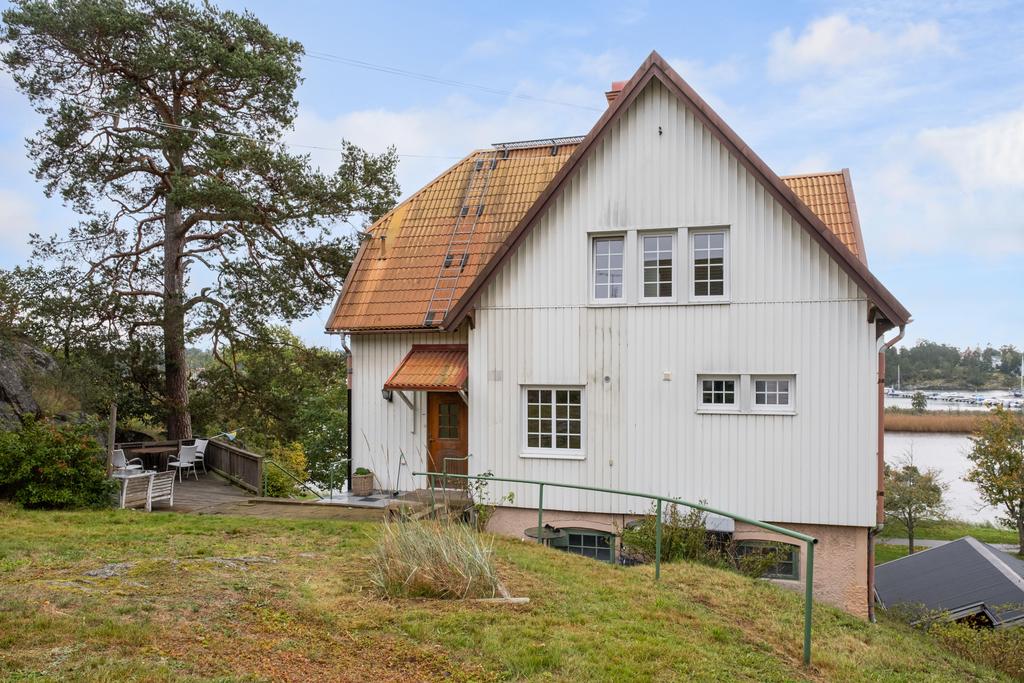 Trädgård med vy över havet.