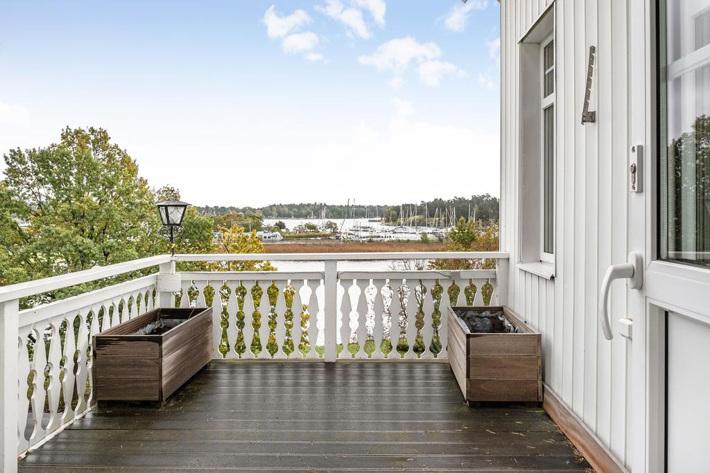 Terrass med utsikt över havet. Sol från morgon till lunchtid.