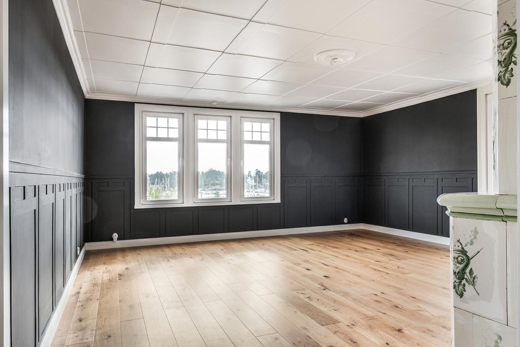 Vardagsrummet med fin utsikt över havet.