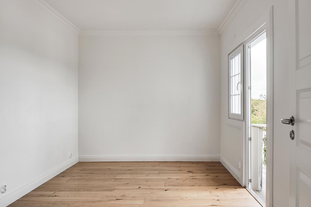 Sovrum 1 med klädkammare samt utgång till terrassen.