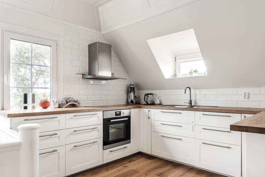 Härlig utsikt över havet när du diskar. Integrerad diskmaskin.