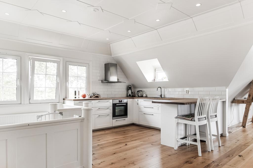 Härliga detaljer som infällda spotlights och synliga bjälkar.