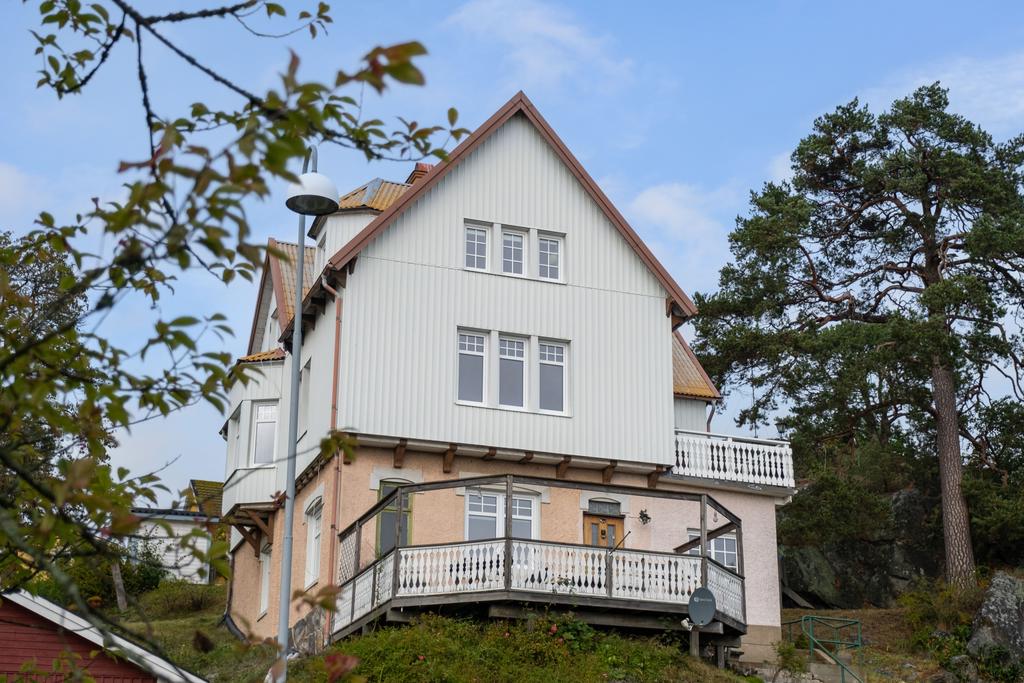 Entré till souterrängplanet via terrassen.