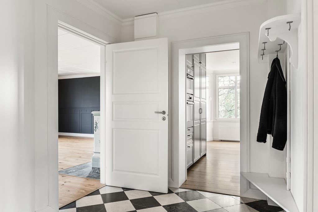 Entréplanet: Hall med rustikt stengolv.