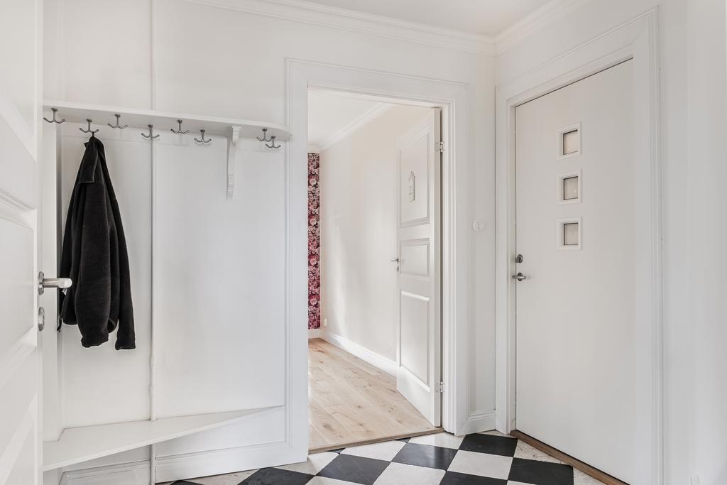 Hallen med sovrum 2 i bakgrunden