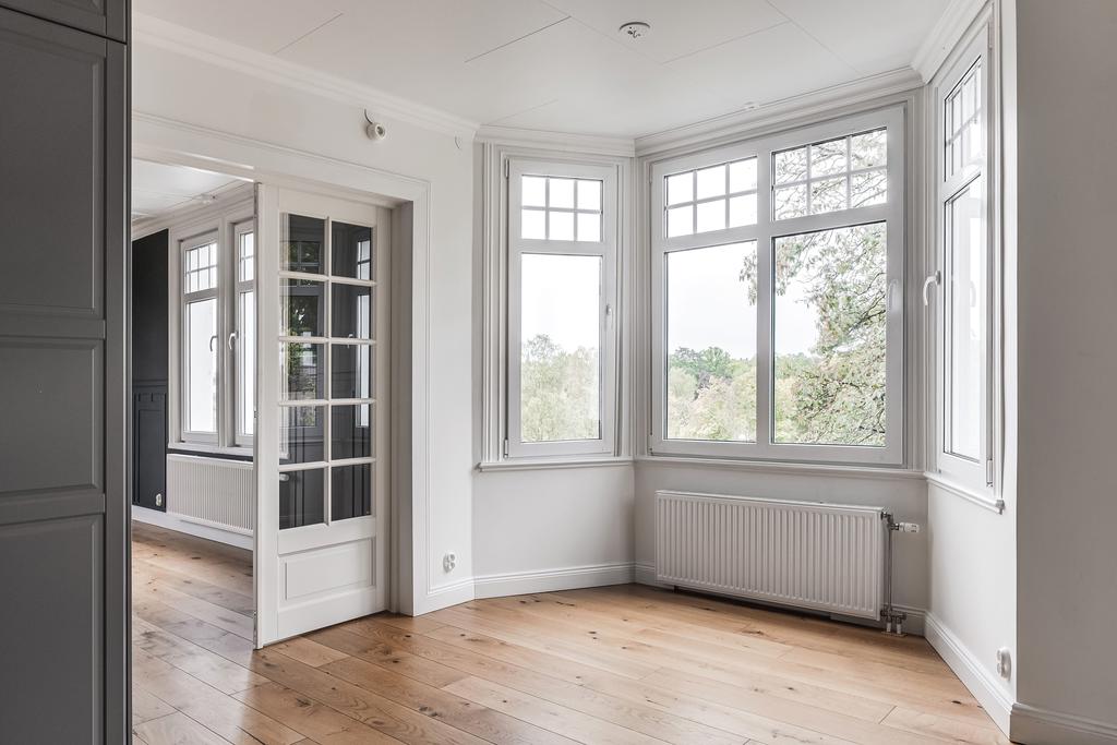 Burspråket i köket är en ljus och härlig matplats med utsikt över havet.