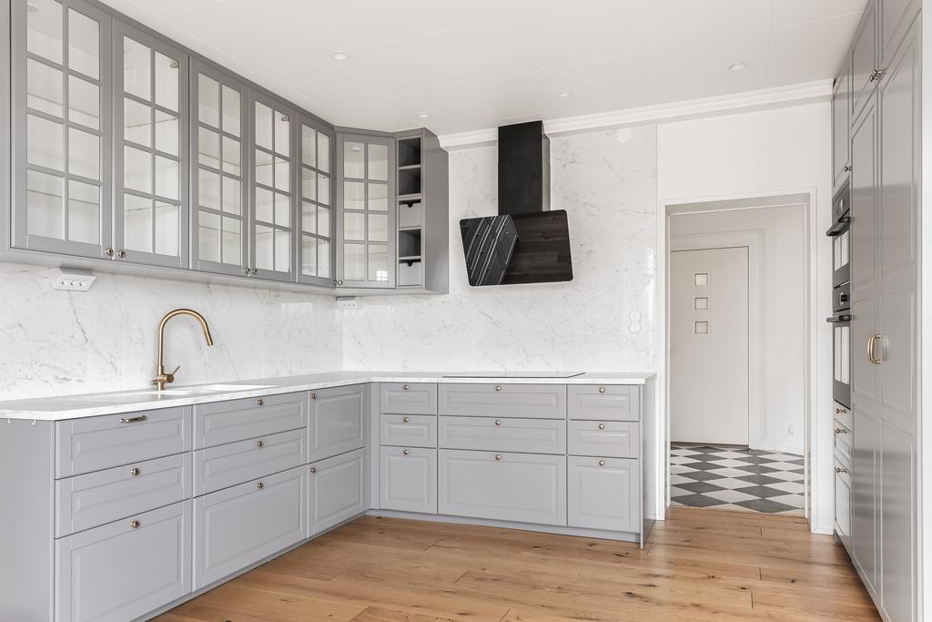 Integrerad mikrovågsugn, varmluftsugn samt kyl och frys i högskåpen. Stänkskiva i sten. 