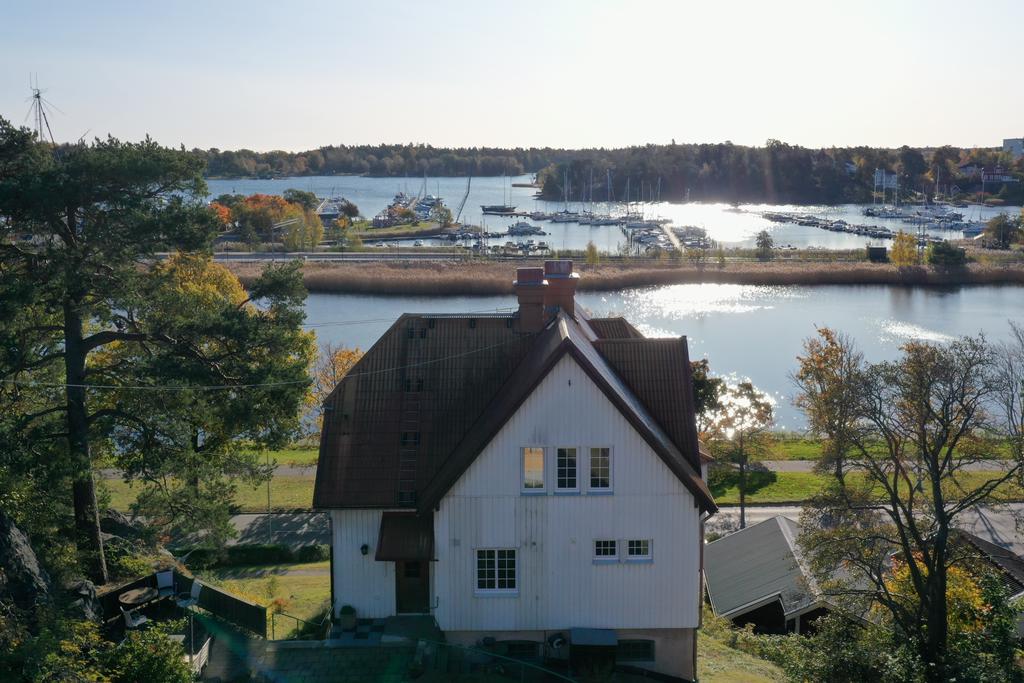 Bostadshuset ligger högt på berget med en fin utsikt över Svandammen och hamnen i centrala Nynsäshamn.