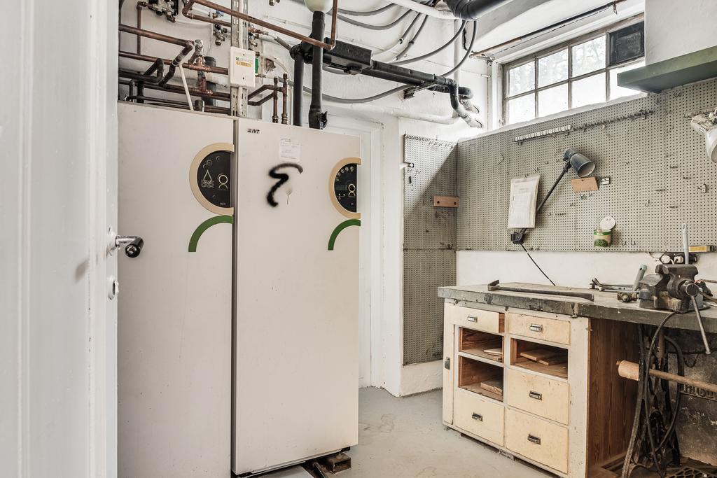 Pannrum med bergvärmepump och snickarbänk.
