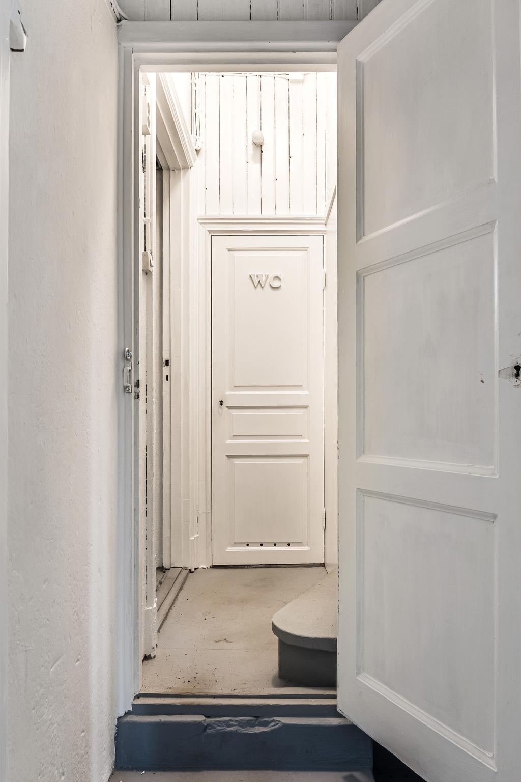 Inre hall som leder till badrum och pannrum med tvättmaskin.