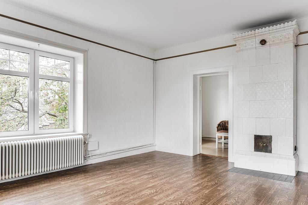 Vardagsrummet med kakelugn som är eldningsbar. 