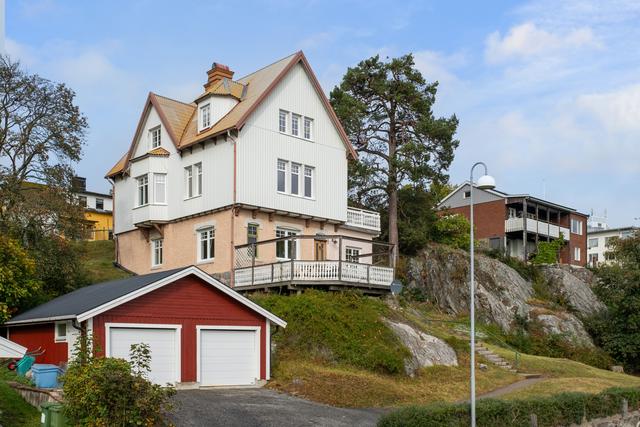 Bostadshuset och dubbelgarage med elportar