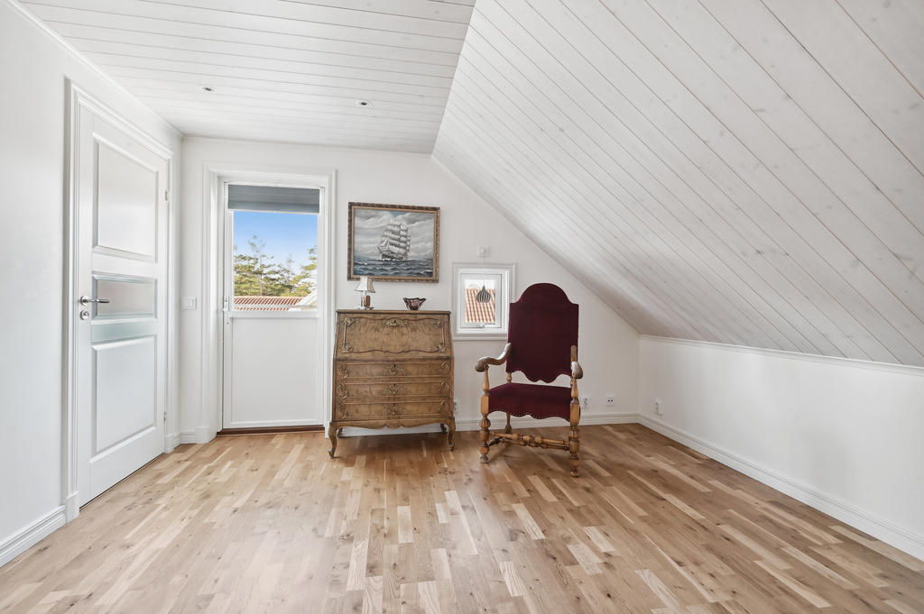 Allrum övre plan med utgång till balkong