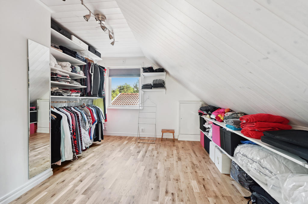 walk- in closet intill Master bedroom övre plan