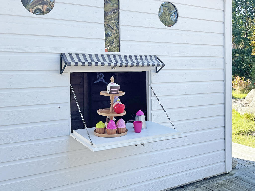 Lekstuga med kiosklucka.