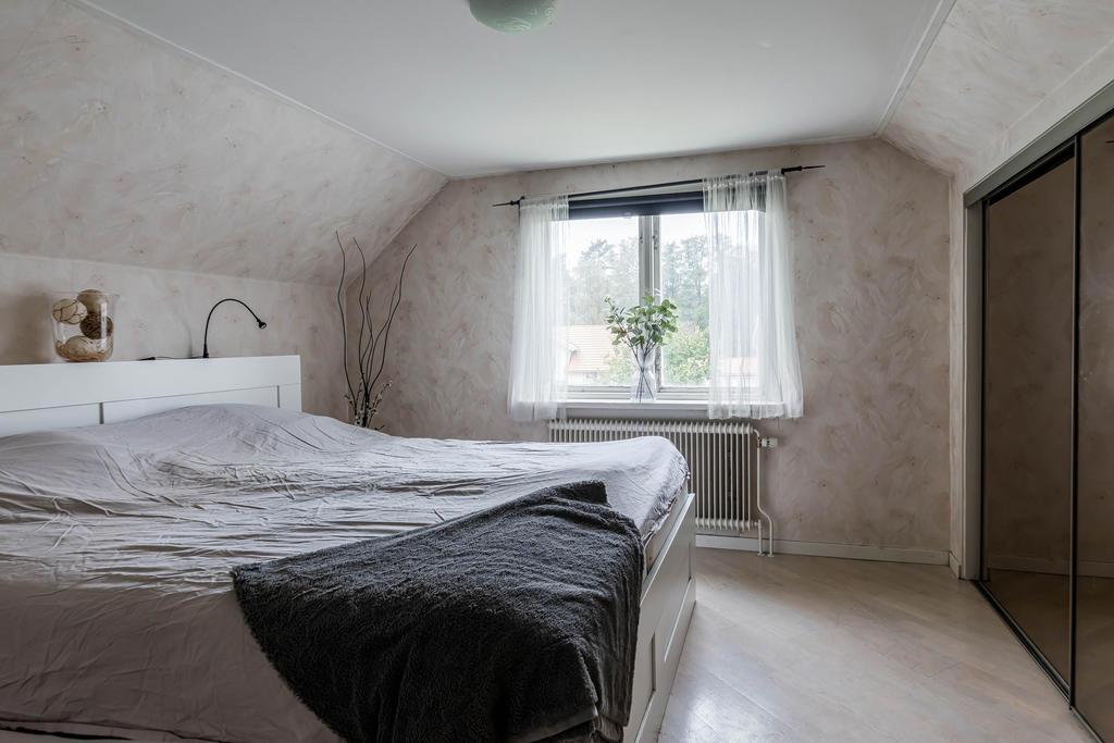 Rymligt sovrum med garderob