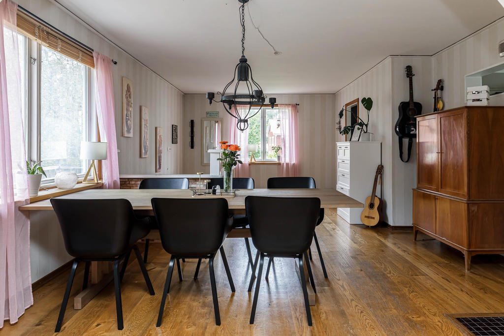 Vy från vardagsrum mot matplats