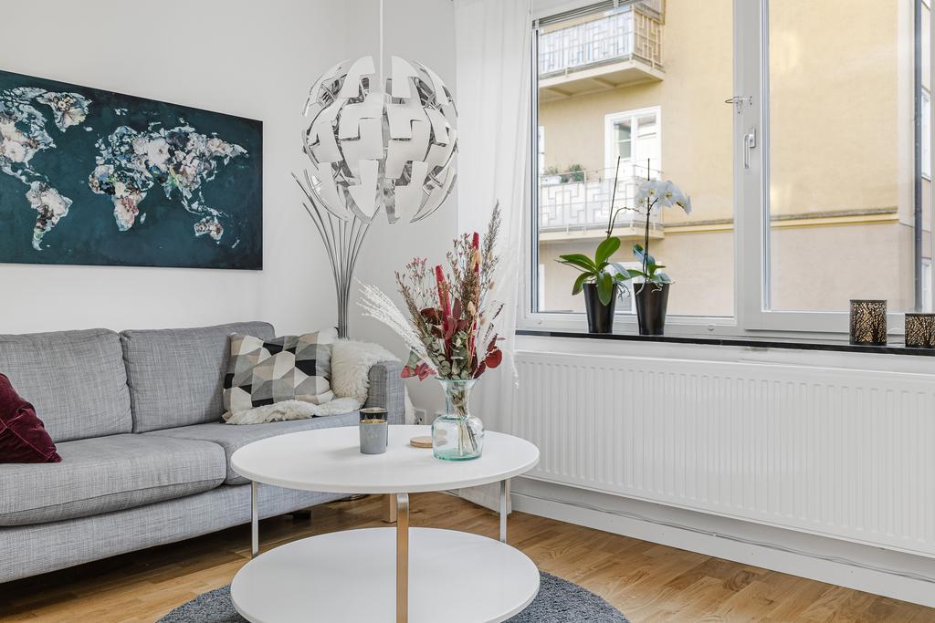 En ljus lägenhet med trevliga ytor