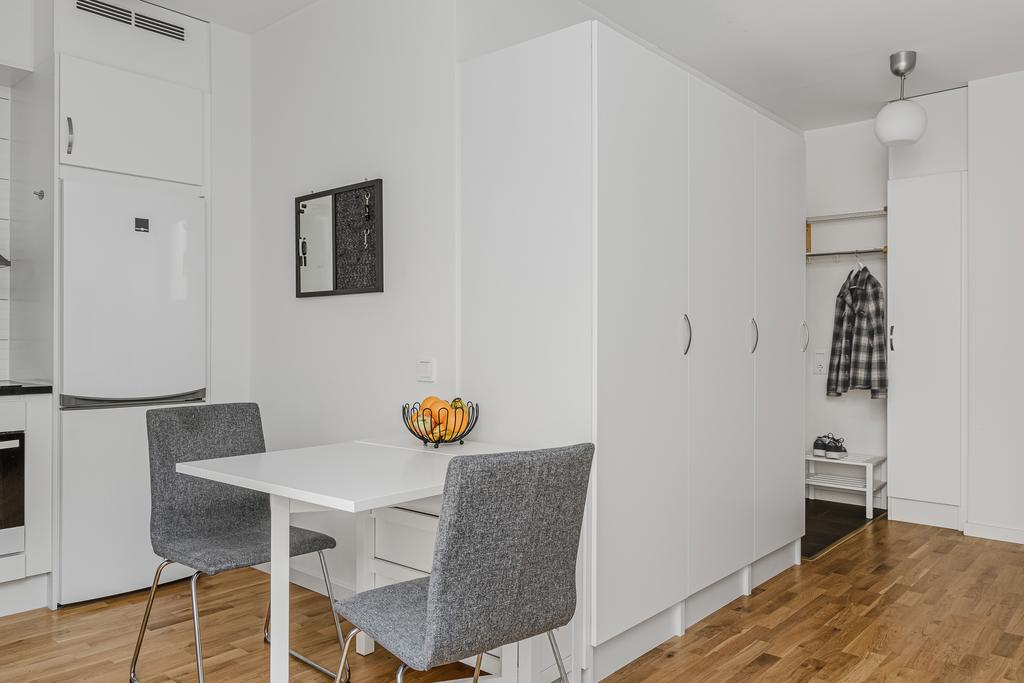 Förutom välplanerade ytor finns bra med förvaring intill en välkomnande hall med praktiskt klinkers