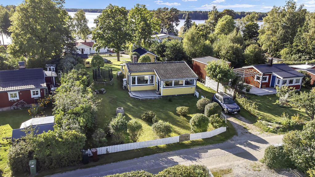 Välkommen till Hällarna och detta sjönära fritidshus!