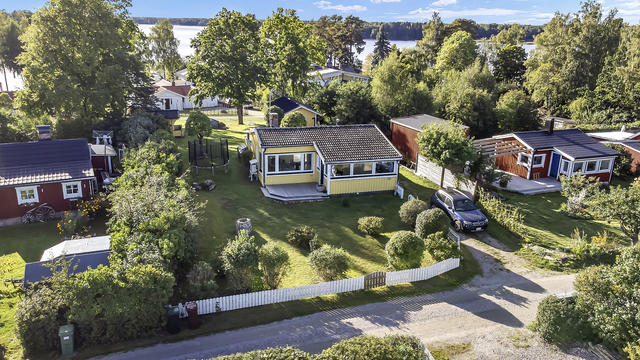 Välkommen till Hällarna och detta sjönära fritidshus!