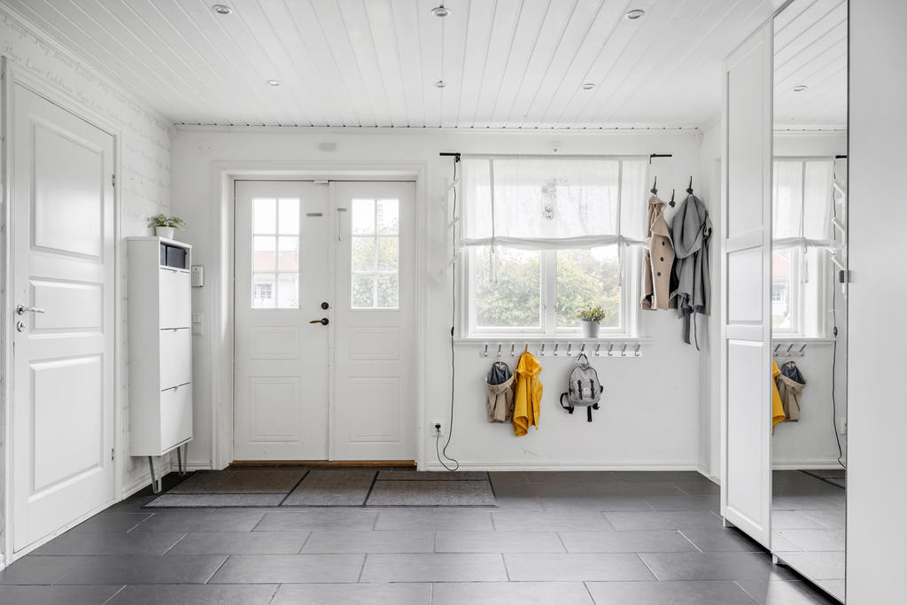 Stor hall med plats för avhängning.
