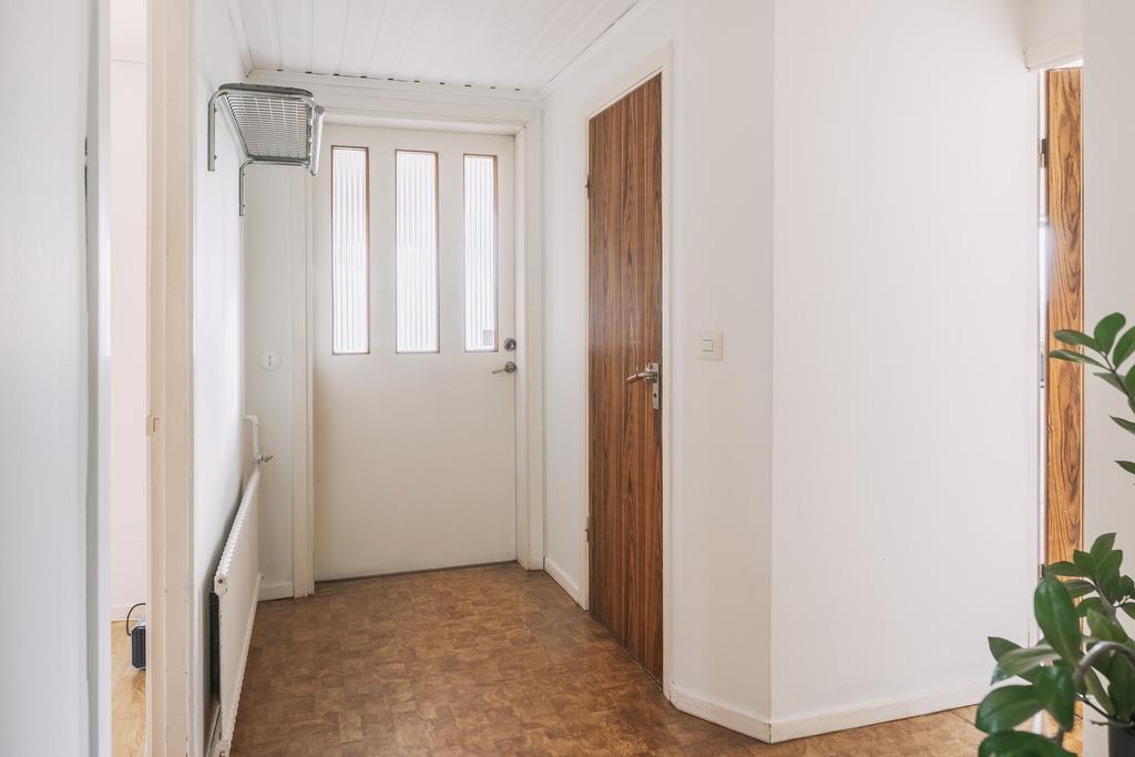Inre hall mot WC samt uterum