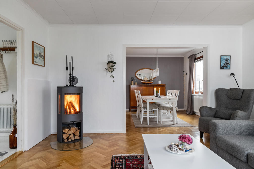 Allrum med värmande braskamin