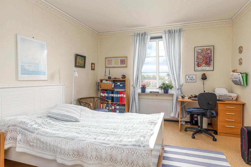 Stort sovrum med plats för arbetshörna