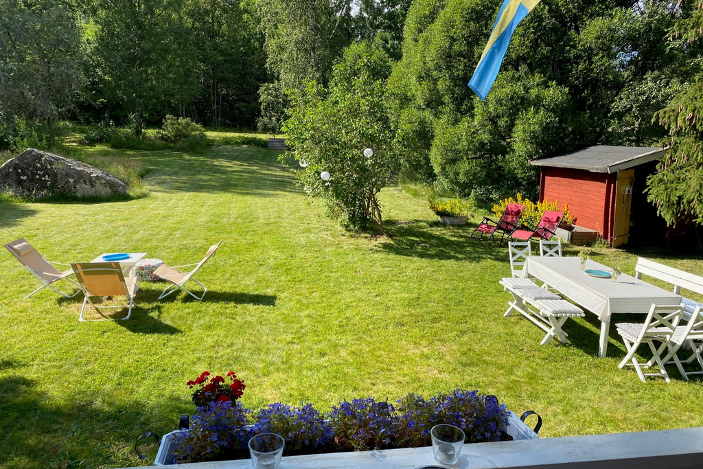 Tomtvy från veranda