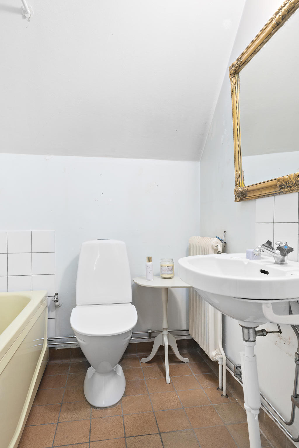 Äldre badrum med badkar
