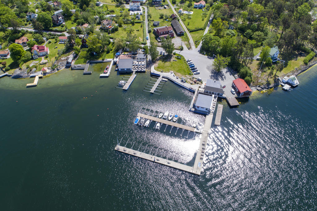 Ett stenkast bort, Linanäs gästhamn