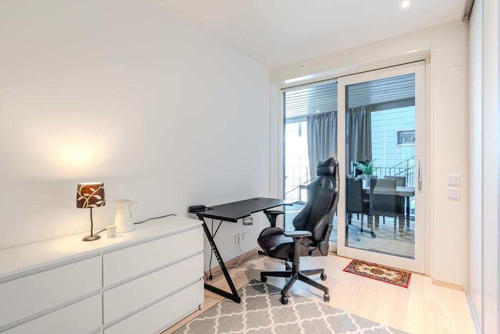 Sovrum eller kontor med utgång till uterummet. Inbyggd garderob.