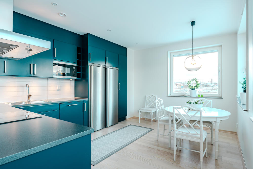 Ljus matplats vid fönster med Storsjön som blickfång!