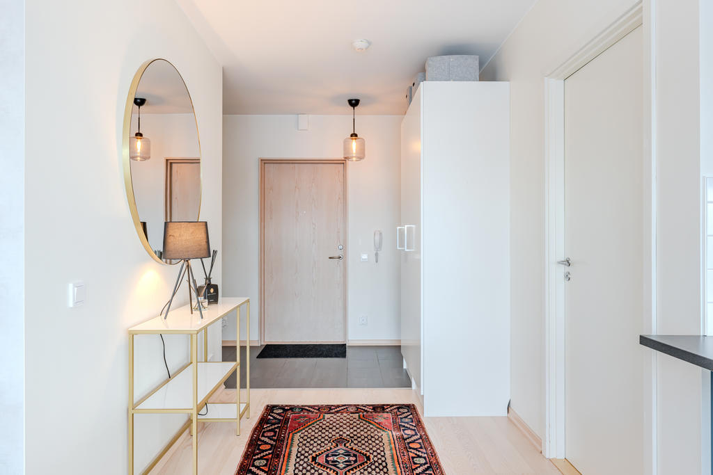 Välkomnande hall med garderober.