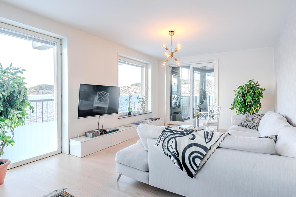 I vardagsrummet ryms en soffa för många.