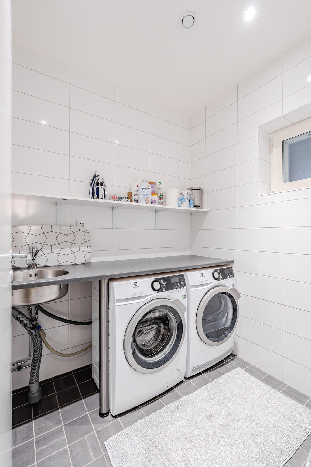 Separat tvättstugedel i badrummet - mycket praktiskt!