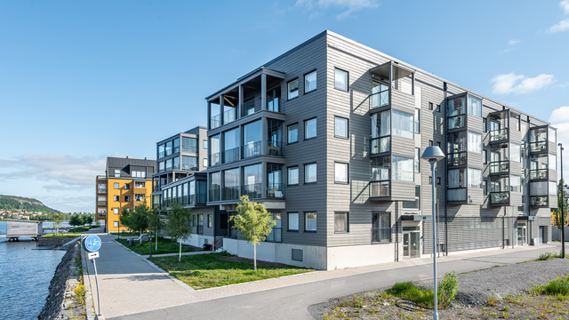 Välkommen till Storsjöstråkets magiska läge alldeles vid vattnet. Stor rymlig lägenhet med ett fantastiskt uterum.