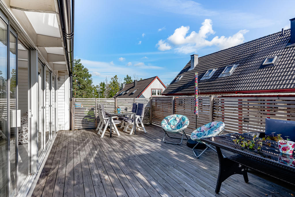 Generös altan med insynsskydd och gott om plats för loungemöbler och matmöbler 
