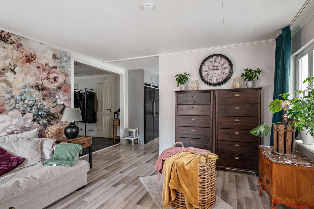 Allrummet är rymligt med plats för stor soffgrupp 