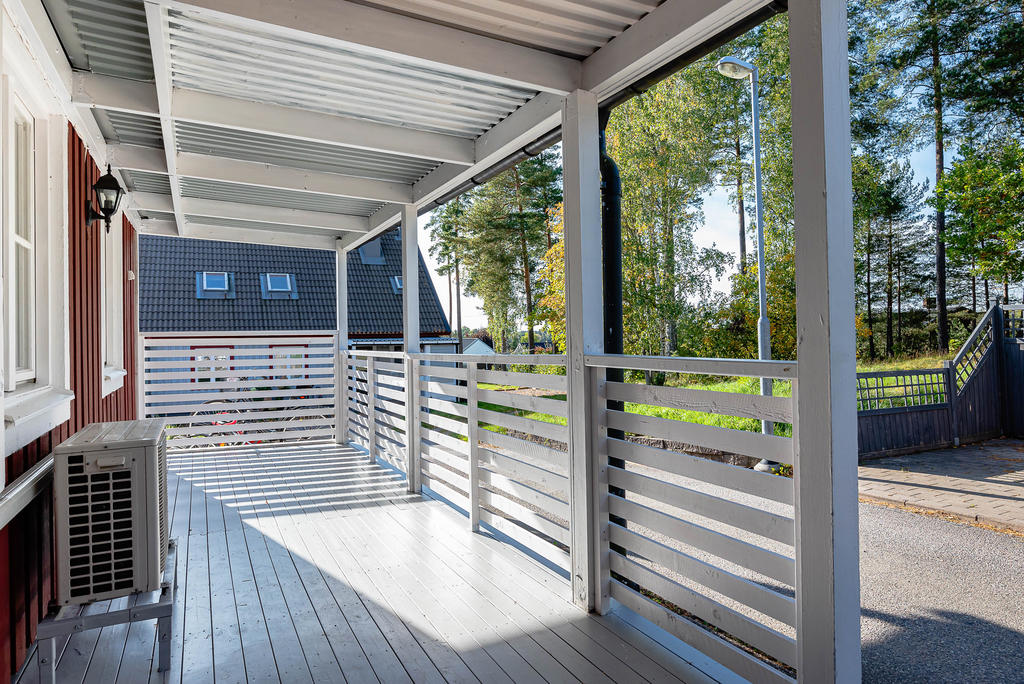 Uteplats under tak på husets framsida 
